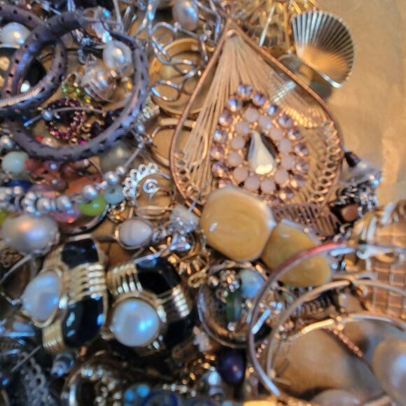 1.5 LB Lot of Single Pierced Clip On Earrings Scrap Repair Craft - Picture 4 of 9